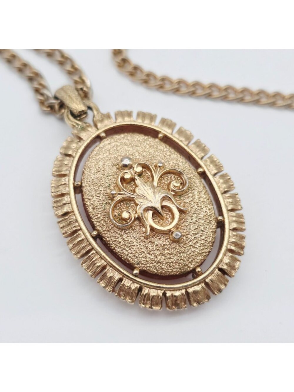Gold-Tone Cameo Pendant Necklace Ornate Detailing & Long Chain Oval Reversible - Picture 5 of 9